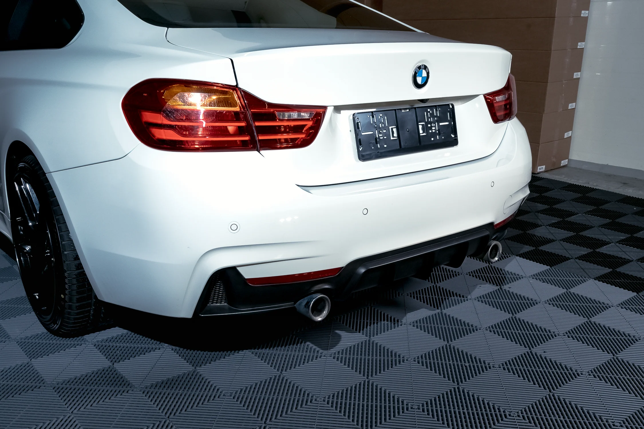 BMW F32 F33 F36 M-Performance matta musta takapuskurin diffuusori tuplaulostulolla - Image 3